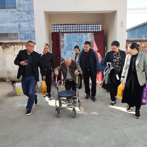 界首市工商聯攜商品商會開展重陽節(jié)敬老慰問活動