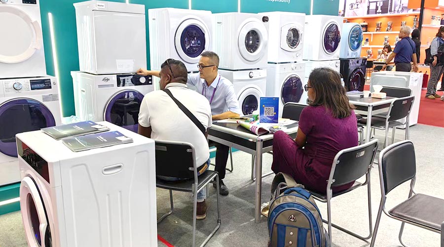 廣交會(huì)參展第一天！金環(huán)電器吸引國內(nèi)外客戶參觀交流