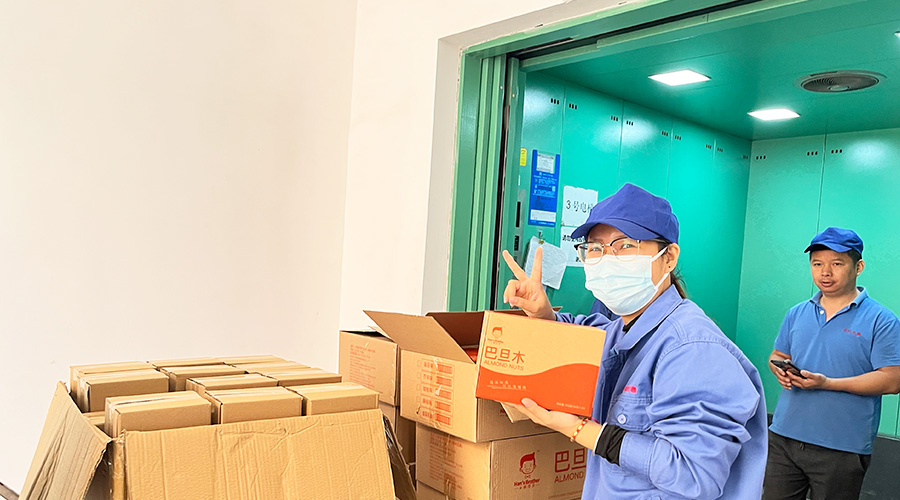 喜笑顏開！三八婦女節(jié)  金環(huán)電器發(fā)放禮品暖人心