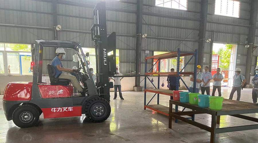 比技能 展風采！金環(huán)電器參與鶴城鎮(zhèn)第二屆企業(yè)職工叉車技能競賽